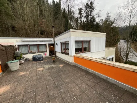 Ansicht Wohnung und Terrasse - Wohnung kaufen in Bad Liebenzell - Penthouse-Terrassenwohnung in Traumlage direkt am Waldrand mit unverbaubarer Aussicht!