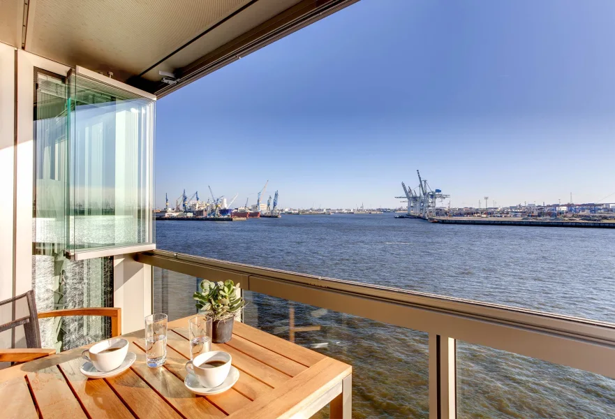 Ausblick auf die Elbe - Wohnung mieten in Hamburg-Holzhafen - Möblierte Design-Wohnung mit traumhaftem Hafenpanorama