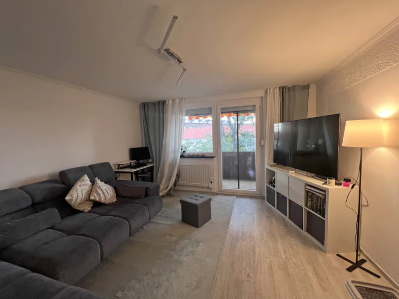 Wohnzimmer - Wohnung kaufen in Mannheim - Ansprechende 2-Zimmer-Wohnung mit Balkon!