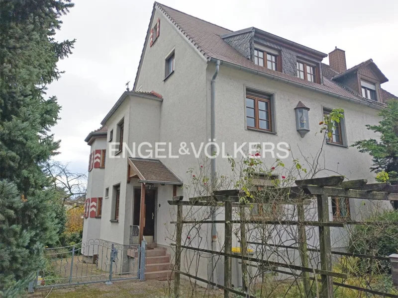 Haus zur Straßenseite - Haus kaufen in Mannheim - Schmuckes Zweifamilienhaus, stadtnah, im Grünen mit Bauplatz in 2. Reihe