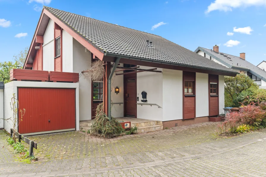 Fassade Straßenseite - Haus kaufen in Mannheim - Freistehendes EFH in traumhafter Waldrandlage in Mannheim Gartenstadt!