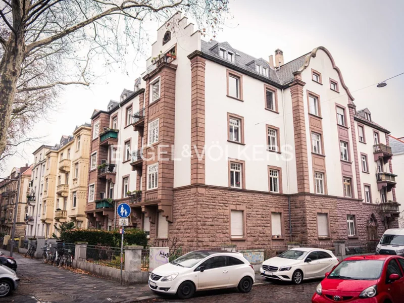 Fassade Straßenansicht - Wohnung kaufen in Mannheim - Lichtdurchflutete 3-ZKB in historischem Mehrfamilienhaus in der Neckarstadt-Ost!