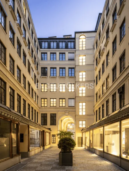 Innenhof - Büro/Praxis mieten in München - Moderne Büros nahe Odeonsplatz hinter historischer Fassade
