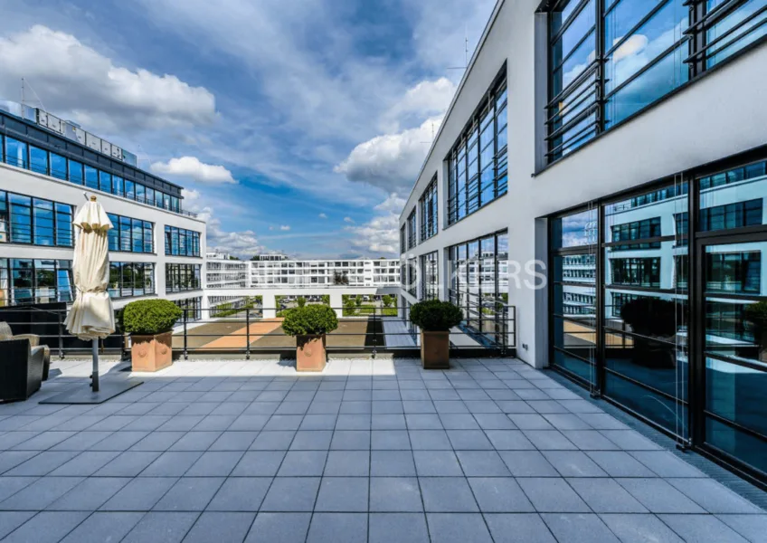 Terrasse - Büro/Praxis mieten in München - Meetings auf begrünten Dachterrassen mit Alpenblick