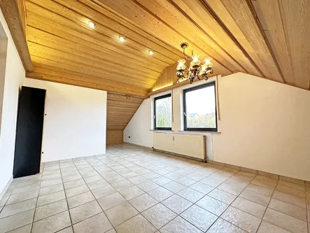 Wohnzimmer - Wohnung kaufen in Wernsdorf - Großzügige DG-Wohnung mit Kamin