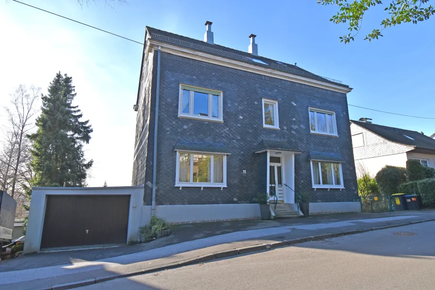 Ansicht von der Straße - Haus kaufen in Remscheid - Charmantes Zweifamilienhaus für mehrere Generationen mit Fernblick und viel Potential