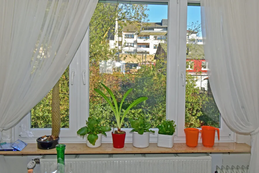 Blick vom Arbeitszimmer auf die Straße im Obergeschoss