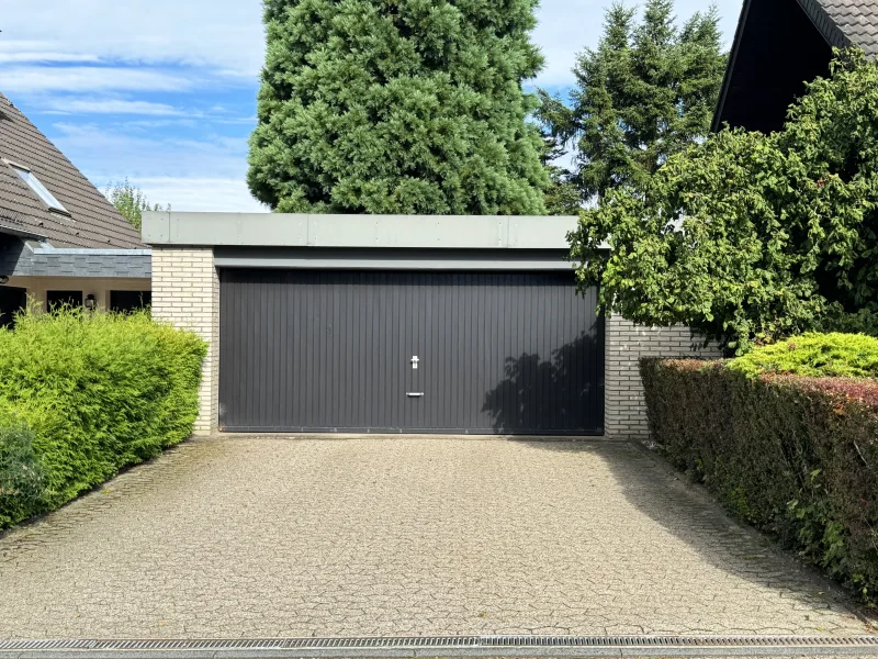 Doppelgarage mit Vorfahrt und Zugang durch Haus