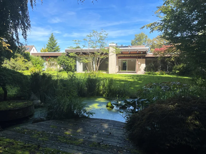 Hausansicht & Garten - Haus kaufen in Solingen - Südstadtflair :  Bungalow mit idyllischem Garten und Innenpool