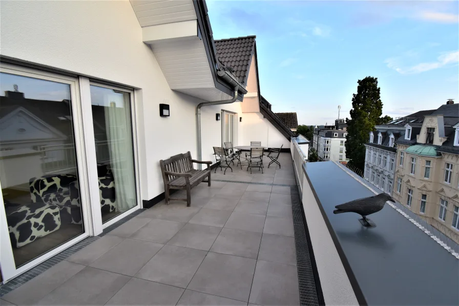 Blick auf die Dachterrasse vom Schlafzimmer - Wohnung mieten in Wermelskirchen - Luxuriöse Neubauwohnung nach KfW 55 Standard im Herzen von Wermelskirchen