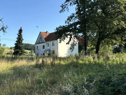 Südostansicht des Hofgebäudes - Grundstück kaufen in Hückeswagen - Grundstück mit Hofgebäude und Genehmigung zum Umbau in 3 moderne Wohneinheiten