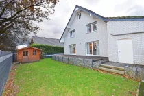 Blick vom Garten aufs Haus mit Terrasse