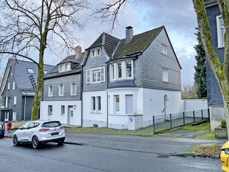 Straßenansicht des Hauses im Sommer - Haus kaufen in Remscheid - Schönes Einfamilienhaus mit großzügigen Garten im Herzen von Remscheid-Lennep