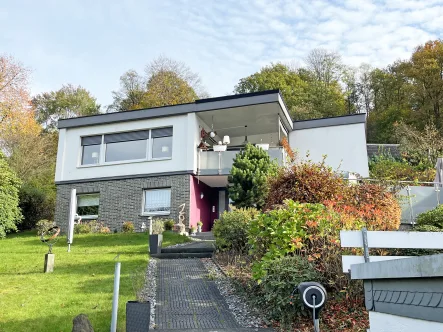 Aufgang zum Haus - Haus mieten in Remscheid - Vollrenovierter Bungalow mit viel Platz und schöner Terrasse im Grünen