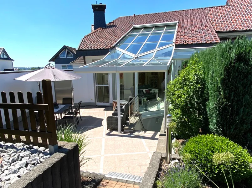 Blick auf die Terrasse - Haus kaufen in Remscheid - Exklusives 7-Zimmer-Architektenhaus mit Wintergarten in ruhiger Lage.