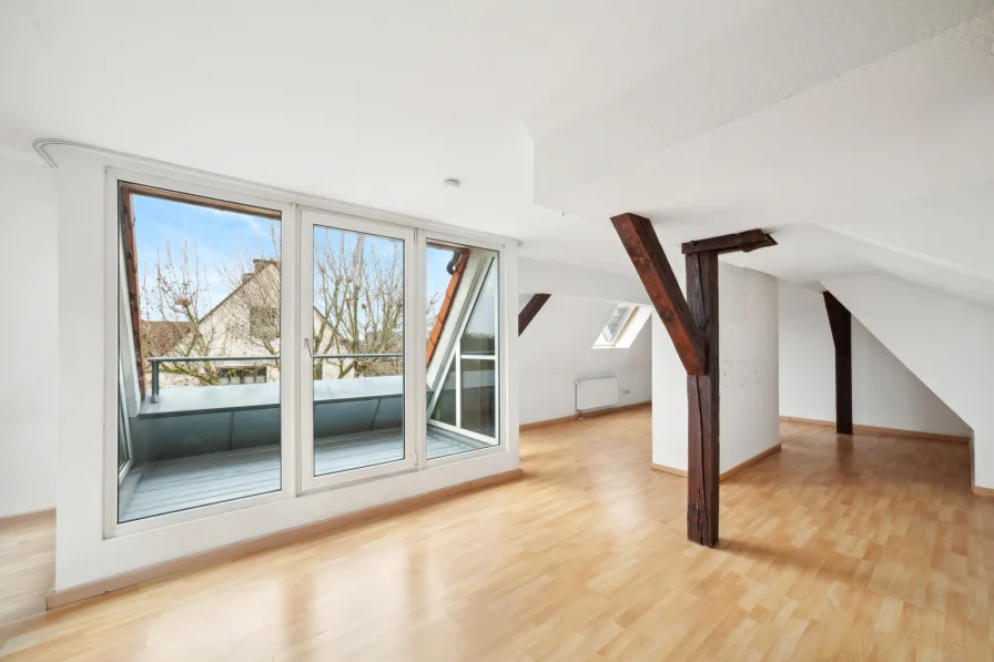 Wohnzimmer mit Balkon - Wohnung kaufen in Nürnberg - Schöne 140 m² Maisonette Wohnung in Erlenstegen am Wöhrder See
