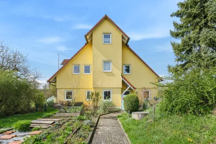 Ansicht Nord-Ost - Haus kaufen in Sulzfeld - Renditestarkes Wohn- und Geschäftshaus aus 1998 in Sulzfeld auf 2.460 m² traumhaftem Grundstück