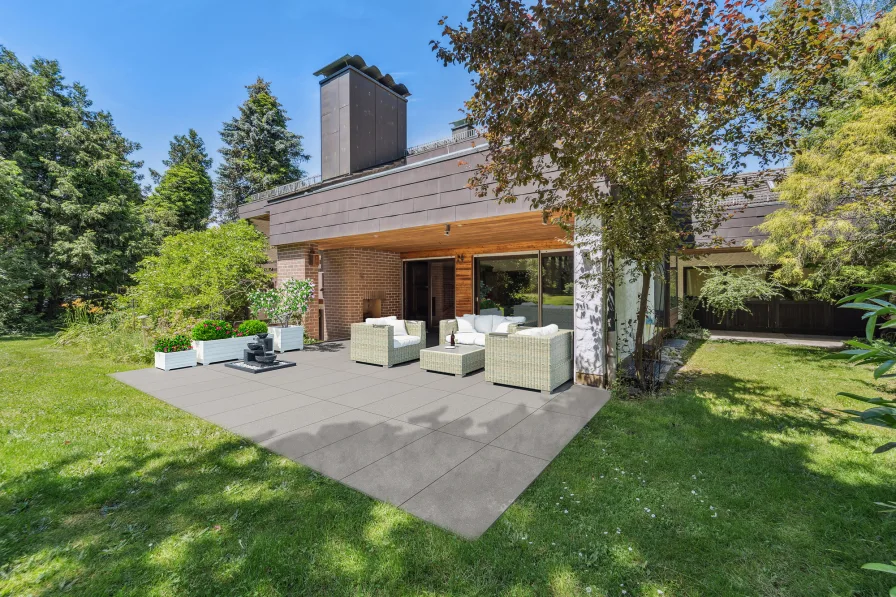 Hausansicht vom Garten (visualisiert)  - Haus kaufen in Altdorf - Großzügiges individuell geplantes Architektenhaus in unverbaubarer Waldrandlage