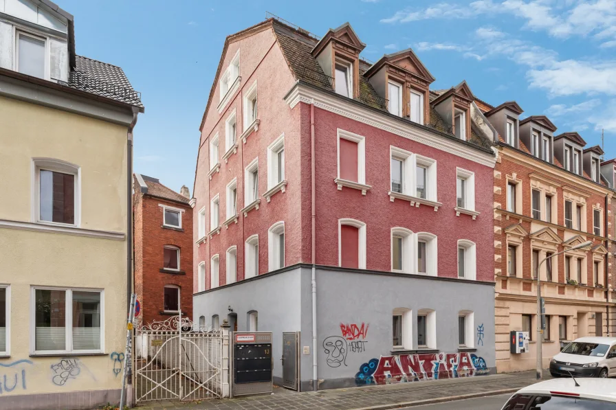 Haus mit Eingangstor - Haus kaufen in Nürnberg - Investieren im Trendviertel: Renditestarke Immobilie im Herzen von GoHo