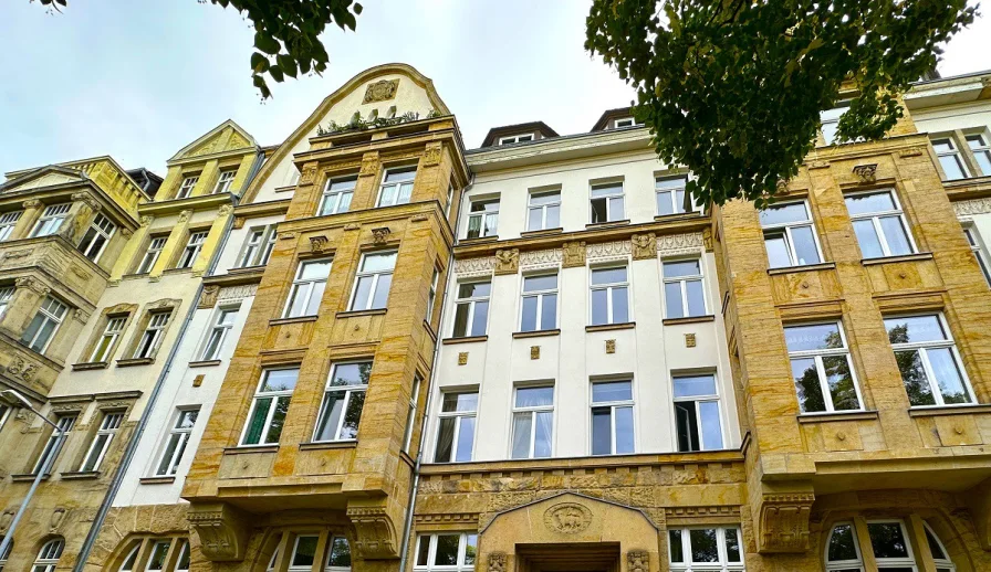  - Wohnung kaufen in Leipzig - Zentrumsnahe 4,5-Zimmer-Wohnung mit Wintergarten, Gästebad und Stuck