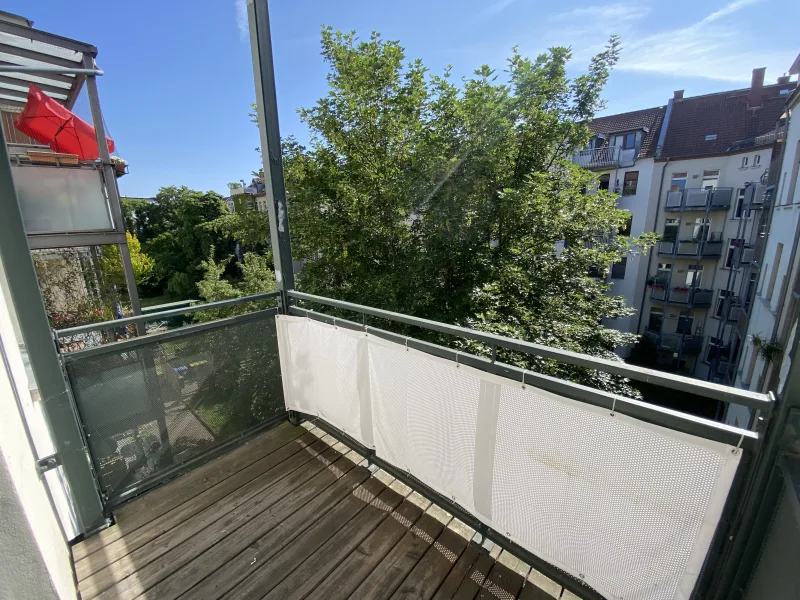  - Wohnung kaufen in Leipzig - Bezugsfreie Altbauwohnung mit 3 Zimmer und Balkon in Gohlis Mitte!