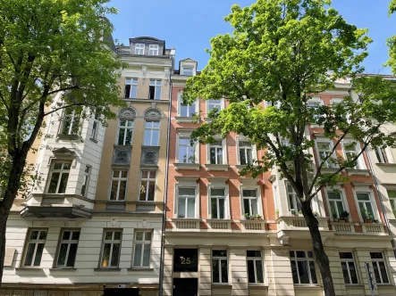 - Wohnung kaufen in Leipzig - Leeres Altbau-Juwel im begehrten Waldstraßenviertel: Großzügige 5-Zimmer-Wohnung mit Stuck und Balkon