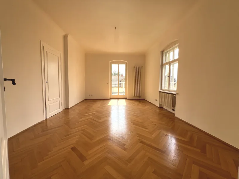 Schlafzimmer mit Zutritt zum Balkon