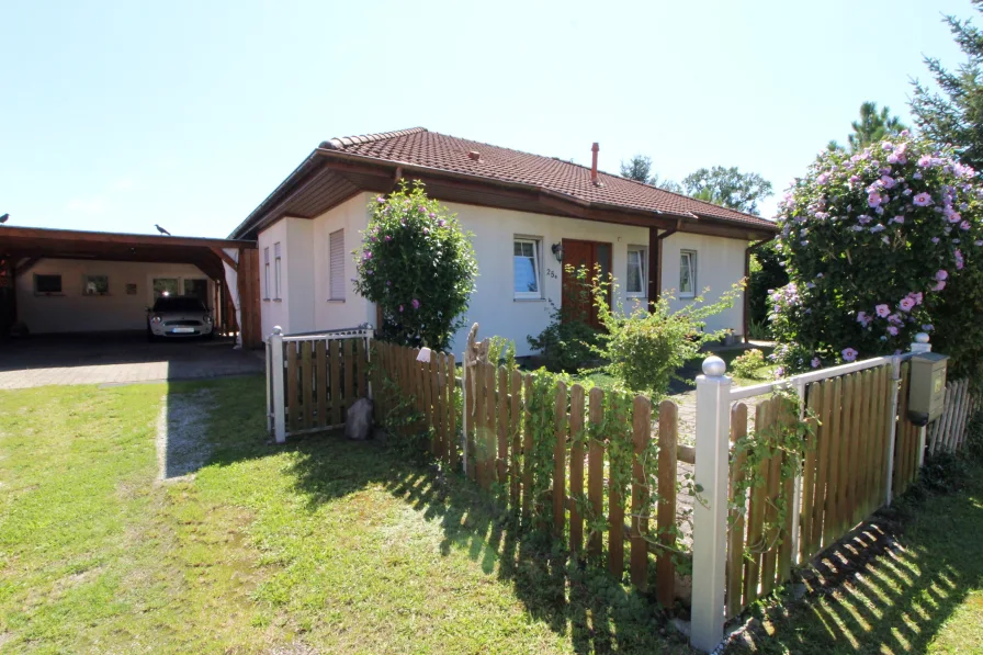 Vorderansicht des Hauses mit Doppelcarport