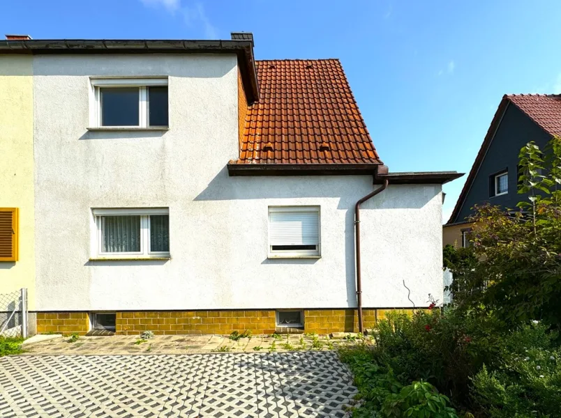 Hausansicht - Haus kaufen in Leipzig - Doppelhaushälfte in Knautkleeberg zum Selbstveredeln!