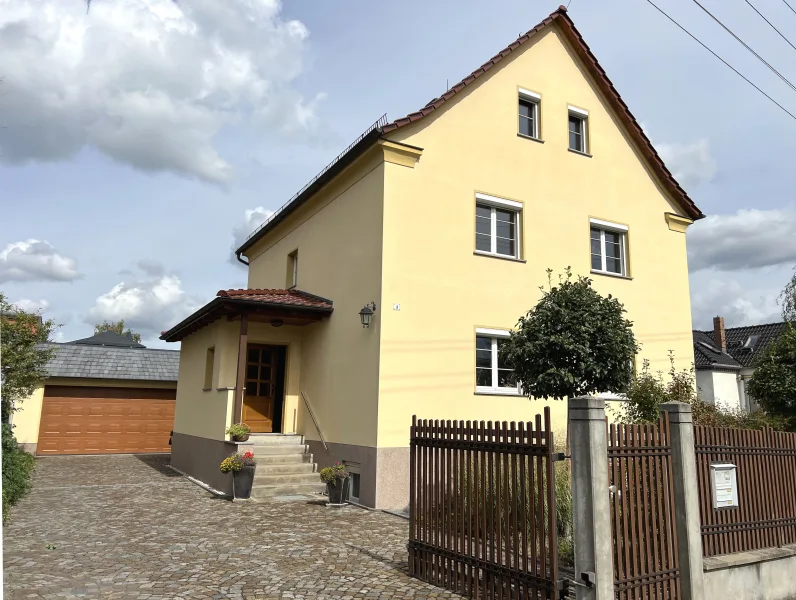  - Haus kaufen in Radebeul - Charmantes Einfamilienhaus mit Doppelgarage und viel Ausbaupotenzial