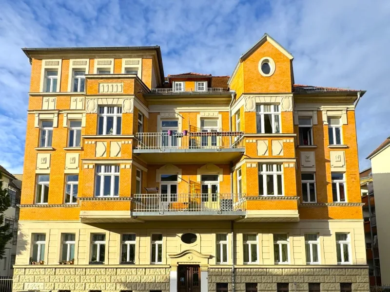 Hausansicht - Wohnung kaufen in Leipzig - Zwei Balkone, vier Zimmer, zwei Bäder im gepflegten Leipziger Altbau