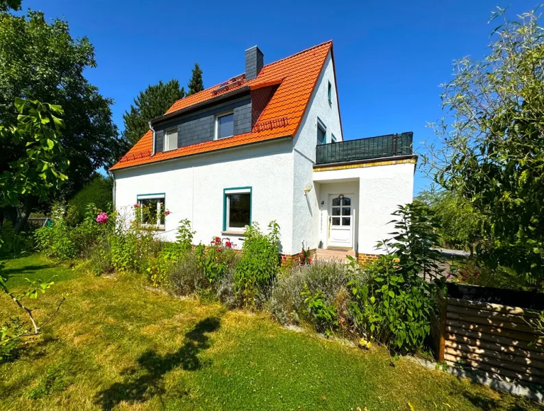 Hausansicht - Haus kaufen in Leipzig - Ihr neues Einfamilienhaus in zweiter Reihe in der Grünau-Siedlung