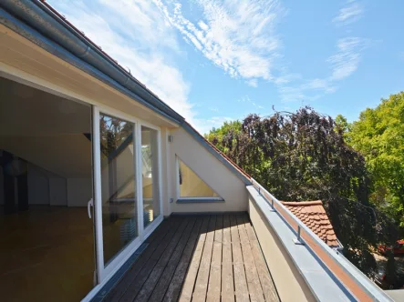 Terrasse - Wohnung kaufen in Leipzig - Top-Altbau-Wohnung in historischer Villa -Terrasse mit Weitblick über Leutzsch und  Stellplatz inklusive