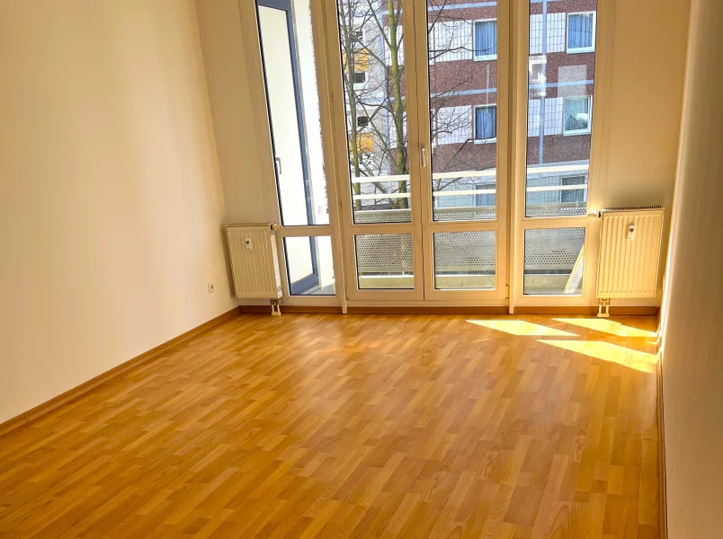 Wohnzimmer mit Balkon - Wohnung kaufen in Leipzig - Vermietete 2-Zimmer-Wohnung mit Balkon und Tiefgaragen-Stellplatz