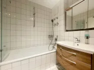 Badezimmer mit Badewanne inklusive Badmöbel