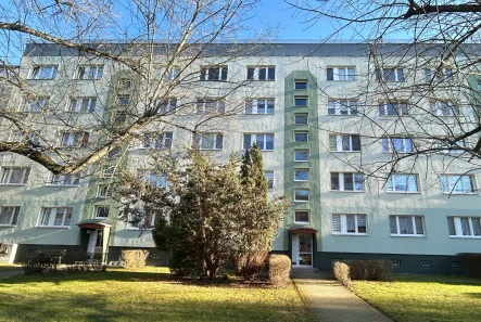  - Wohnung kaufen in Altenburg - Charmantes Altenburg-Apartment: Gemütliche 2-Zimmer-Wohnung mit Balkon