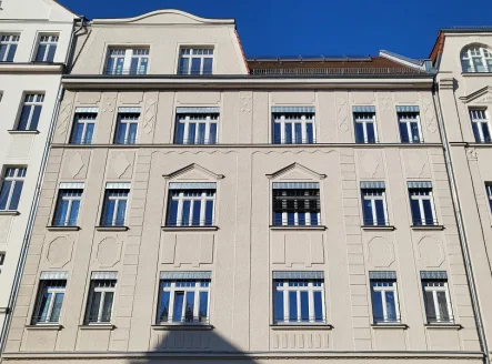  - Wohnung kaufen in Leipzig - Kernsanierte 3-Raum-Wohnung in Parknähe mit Balkon, Tageslichtbad und Stellplatz