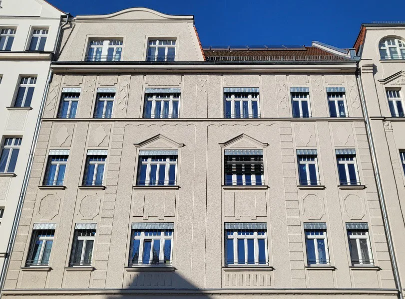  - Wohnung kaufen in Leipzig - Kernsanierte 3-Raum-Wohnung in Parknähe mit Balkon, Tageslichtbad und Stellplatz