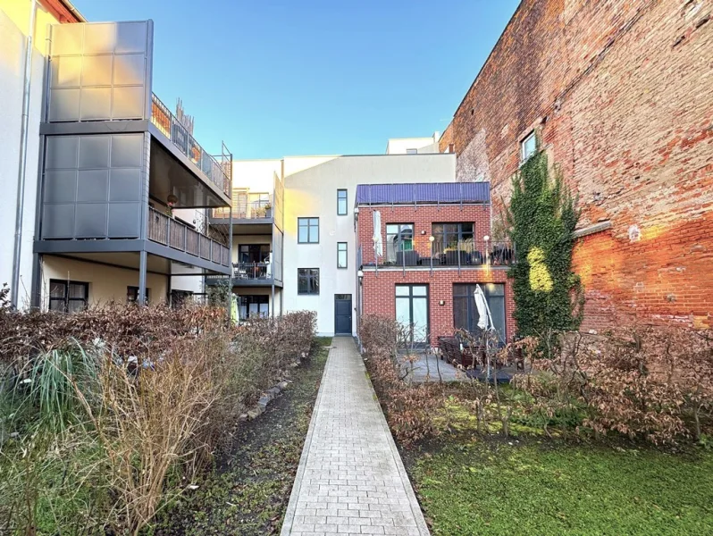 Blick auf das Haus - Wohnung kaufen in Leipzig - Maisonette-Wohnung an der Kleinen Luppe mit 2 Balkonen und Tiefgaragen-Stellplatz