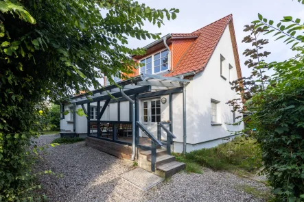 Vorderseite mit Terrasse - Haus kaufen in Hiddensee OT Kloster - Insel Hiddensee - Ferienhaus mit zwei Einheiten