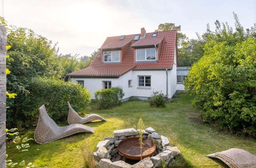 Garten mit Blick auf die Rückseite des Hauses