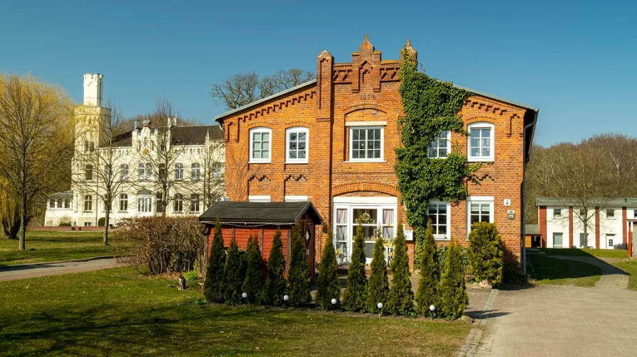 Hausansicht - Haus kaufen in Groß Kedingshagen - Mehrfamilienhaus im historischen Backsteinstil