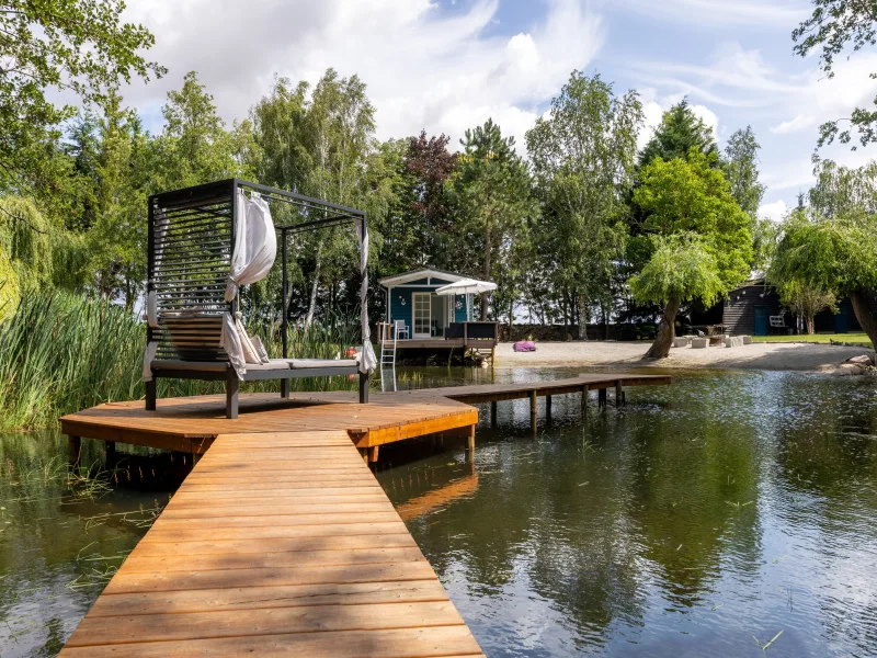 Schwimmteich mit Blick zum Badehaus vom Steg - Haus kaufen in Poseritz - Autarkes Anwesen in Alleinlage mit Schwimmteich