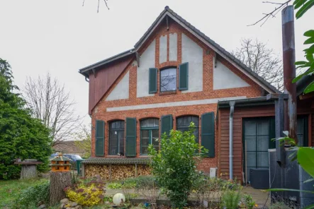 Ansicht Giebel des Hauses - Haus kaufen in Dersekow - Große Doppelhaushälfte mit schönem Garten