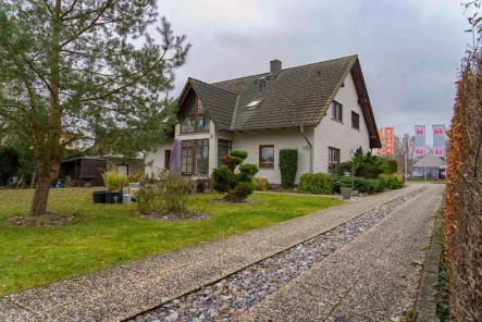 Blick auf die Rückseite des Hauses - Haus kaufen in Greifswald Hansestadt - Attraktives Zweifamilienhaus in Wassernähe mit sehr großem Grundstück