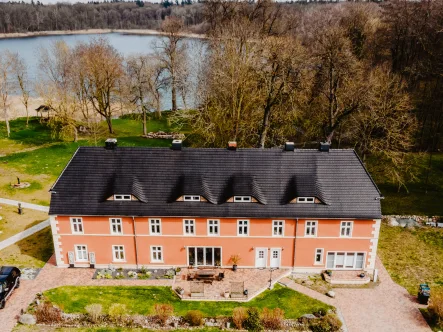 Ansicht der Vorderseite - Haus kaufen in Wrangelsburg - Herrschaftliches Wohnen am See