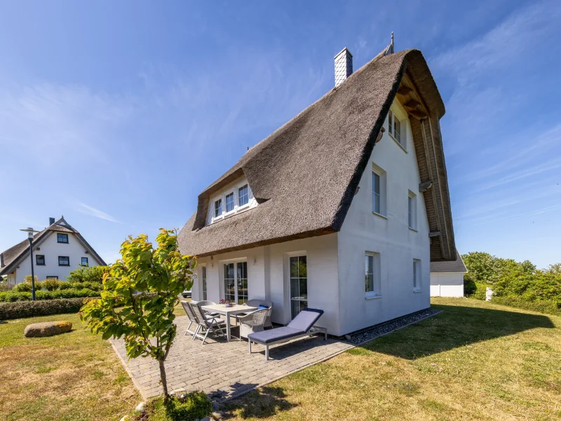  - Haus kaufen in Dranske - Reetgedecktes Ferienhaus mit Meerblick