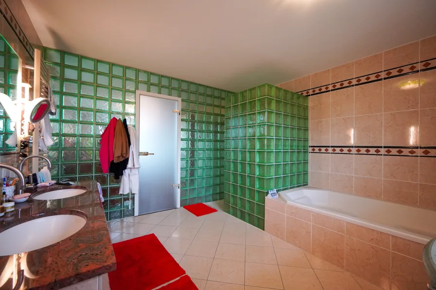 Badezimmer en Suite zum Hauptschlafzimmer mit Dusche und Badewanne