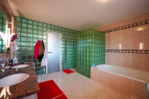 Badezimmer en Suite zum Hauptschlafzimmer mit Dusche und Badewanne