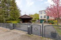 Außenansicht Haus und Carport